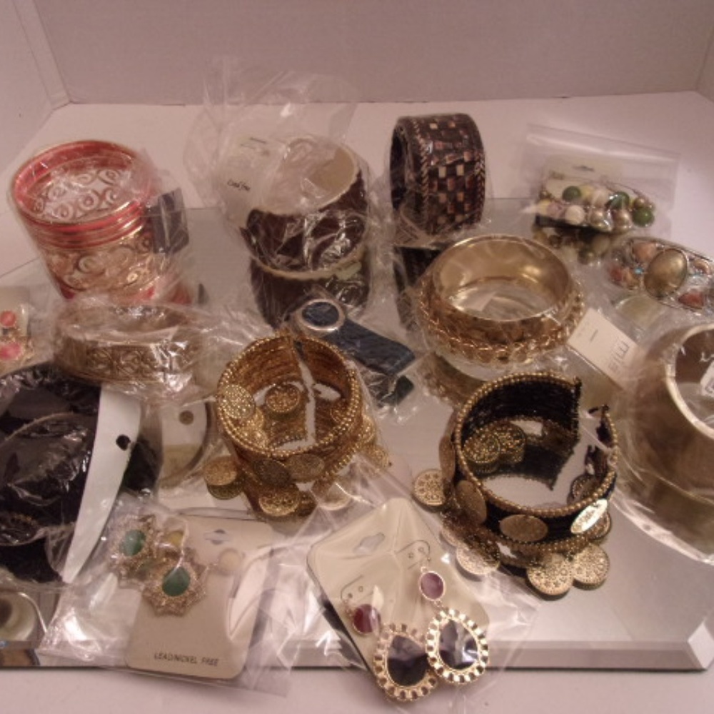 NWT HUGE DESIGNER ASSORTMENT OF BRACELETS & EARRIN